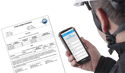 homme avec casque de vélo et un smartphone avec application EDWIN