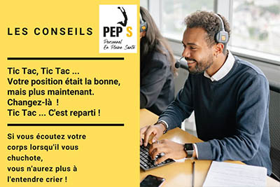 homme devant son ordinateur avec casque et micro