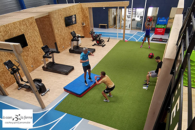 personnes faisant des exercices physiques dans une salle de sport