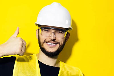 homme portant un casque de chantier avec le pouce en l'air