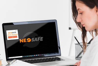 femme devant l'application Alert System