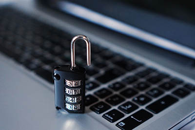 clavier d'ordinateur portable avec un cadenas