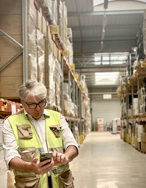 homme avec une tablette dans un entrepôt de stockage