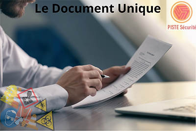 homme tenant une feuille avec logos de sécurité