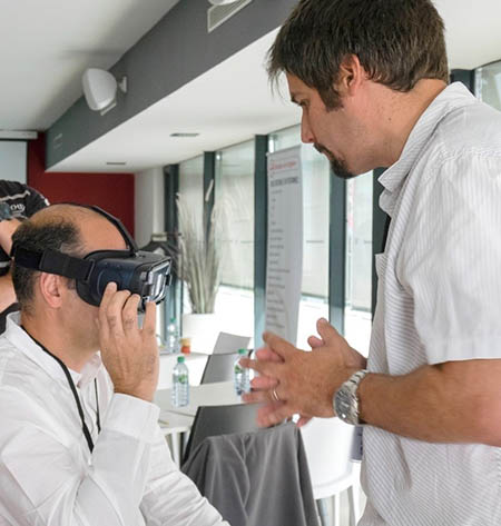 homme avec un casque de Réalité Virtuelle