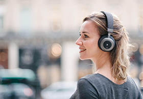 femme avec nouveau casque anti-bruit sélectif TILDE PRO