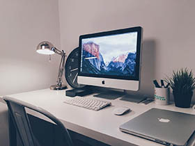 ordinateur portable avec écran clavier et souris