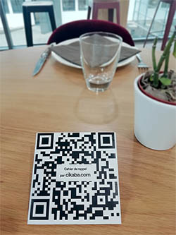 QR code Cikaba sur une table de restaurant
