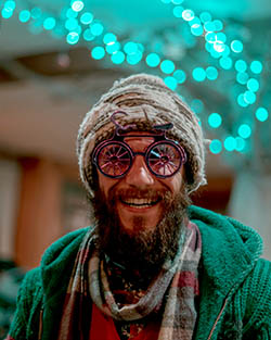 homme barbu et joyeux avec des lunettes en forme de vélo
