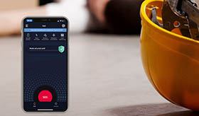 smartphone avec application DATI avec un casque jaune en arrière-plan