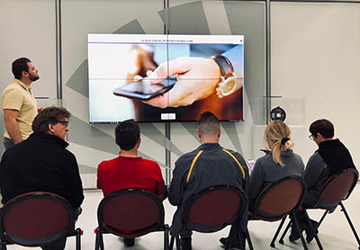 groupe en formation sur les dangers du téléphone