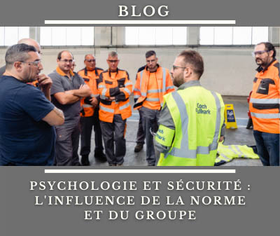 groupe de travailleurs en formation avec un coach Fullmark