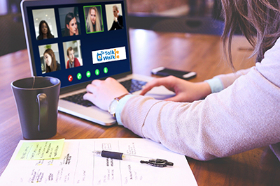 femme pianote son ordinateur avec l'application TALKIE-WALKIE BlueKanGo