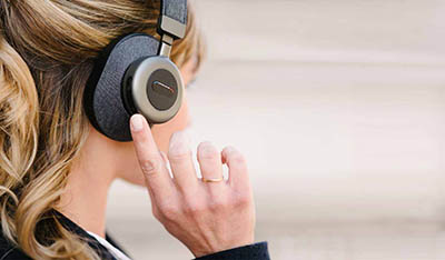 femme avec un casque anti-bruit Orosound