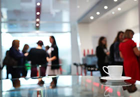 personnes discutant dans une cafétéria