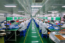 usinde production à la chaine avec personnel en tenue de protection blanche