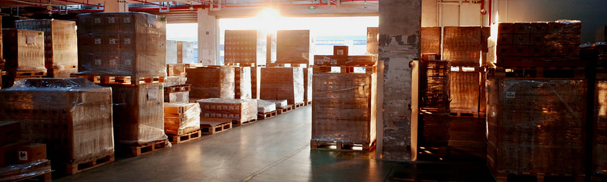 Cerclage de palettes : enjeux, risques et solutions ergonomiques