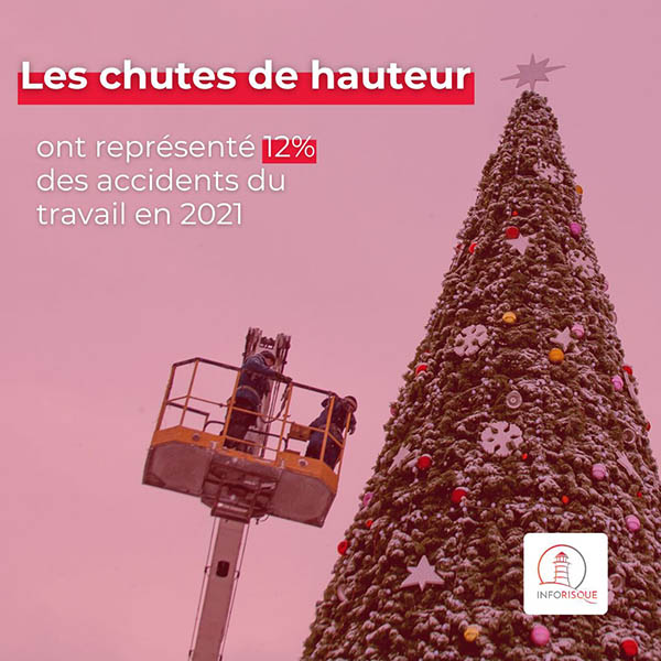 Homme sur une nacelle décorant un sapin avec texte sur les risques des chutes de hauteur