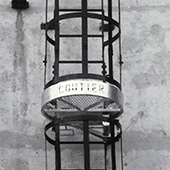 Coutier Industrie _ Palier de repos intermédiaire pivotant pour échelle à crinoline C2I100A