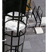 Palier de repos intermédiaire pivotant pour échelle à crinoline